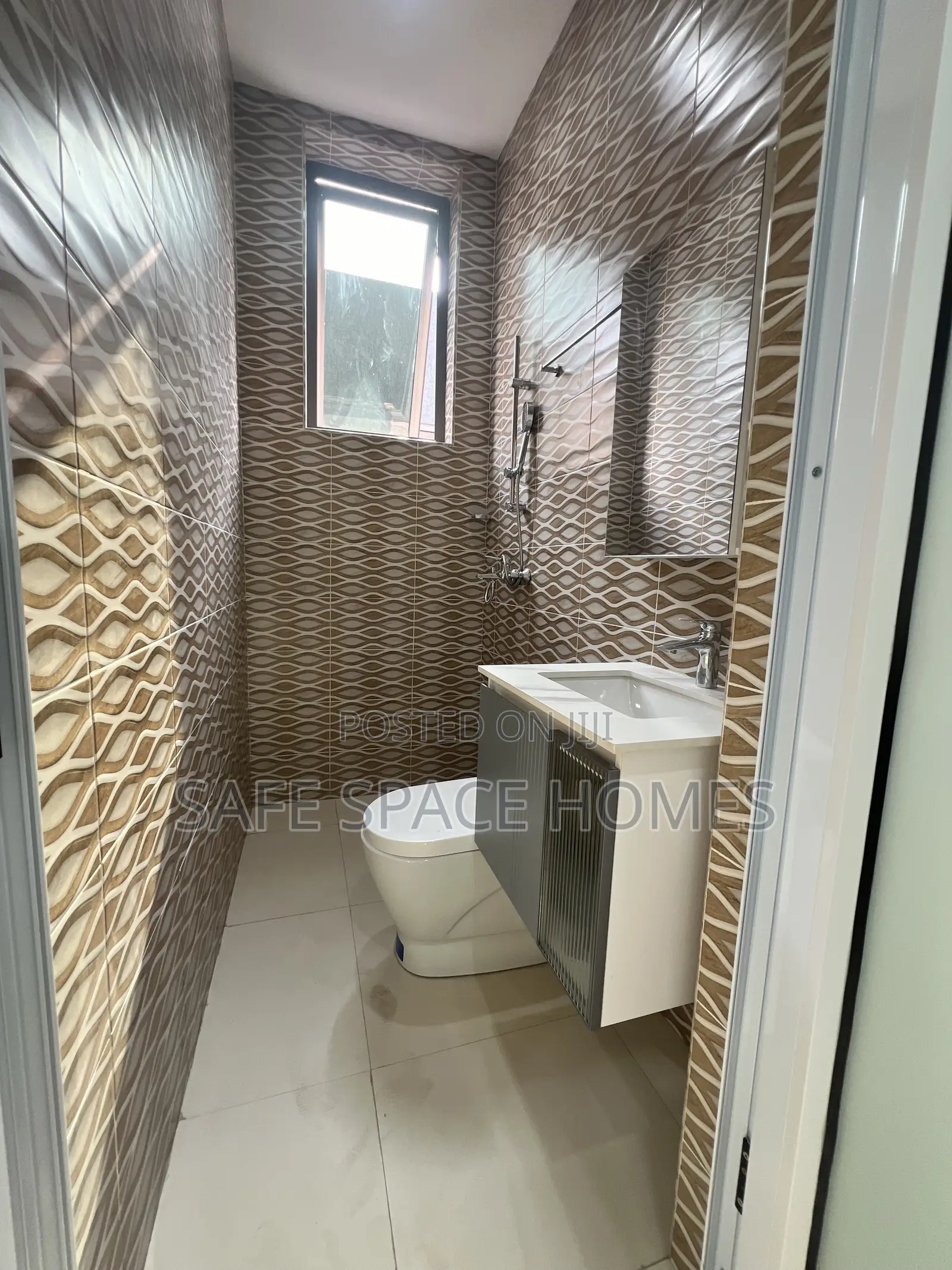 4bdrm Duplex in Burma Camp for rent