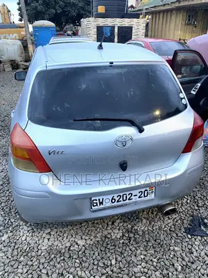 Toyota Vitz 2010 Silver