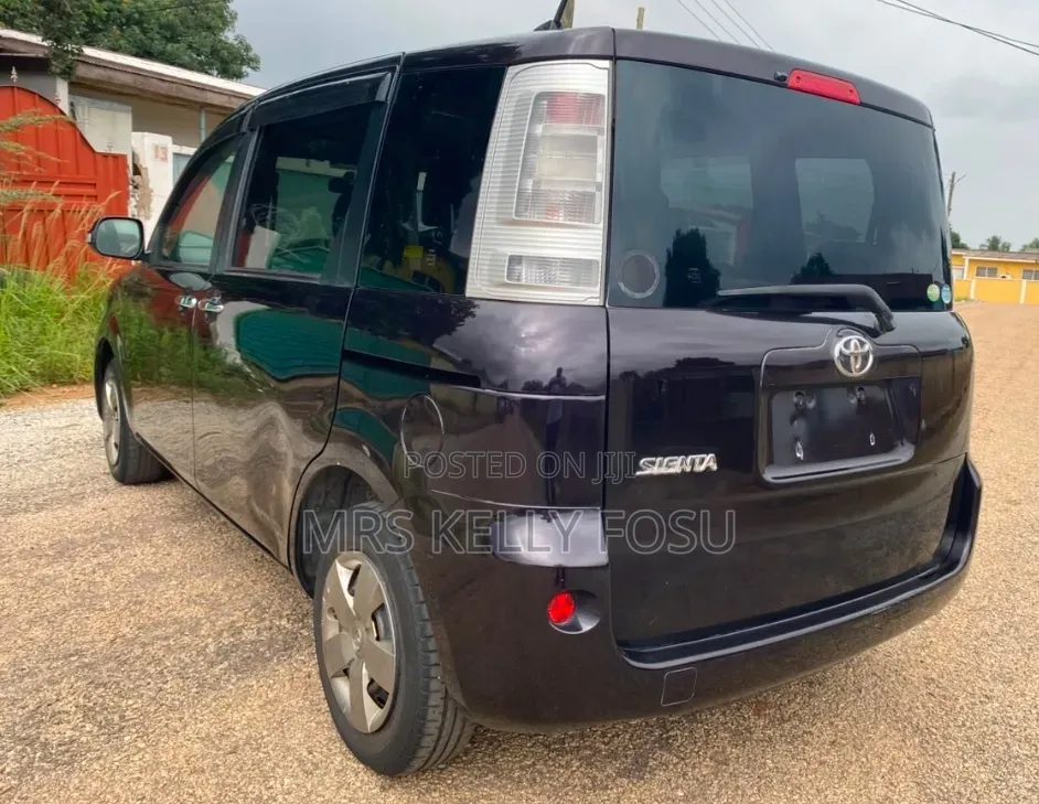 Toyota Sienta 2013 Brown