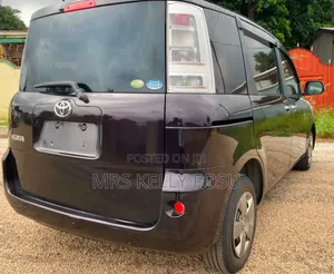 Toyota Sienta 2013 Brown