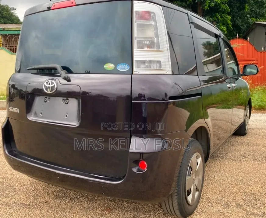 Toyota Sienta 2013 Brown