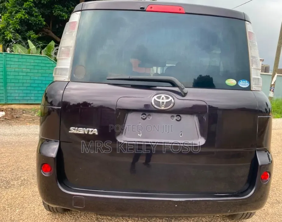 Toyota Sienta 2013 Brown