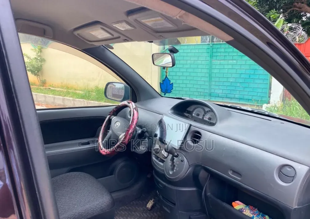 Toyota Sienta 2013 Brown