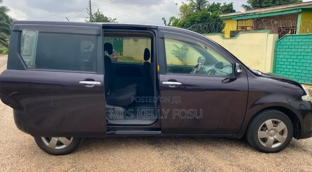 Toyota Sienta 2013 Brown