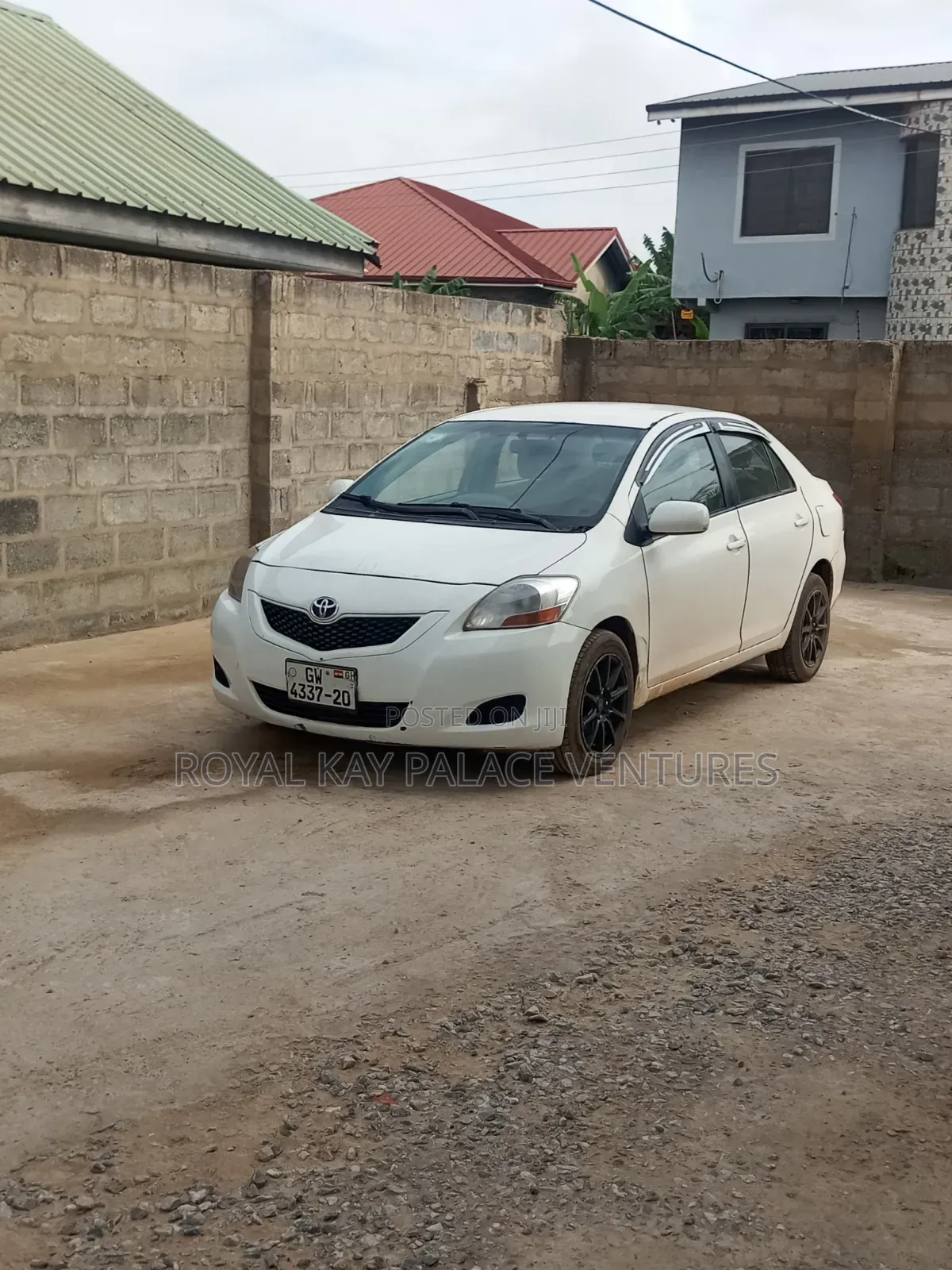 Toyota Yaris Base Sedan 4dr 2010 White
