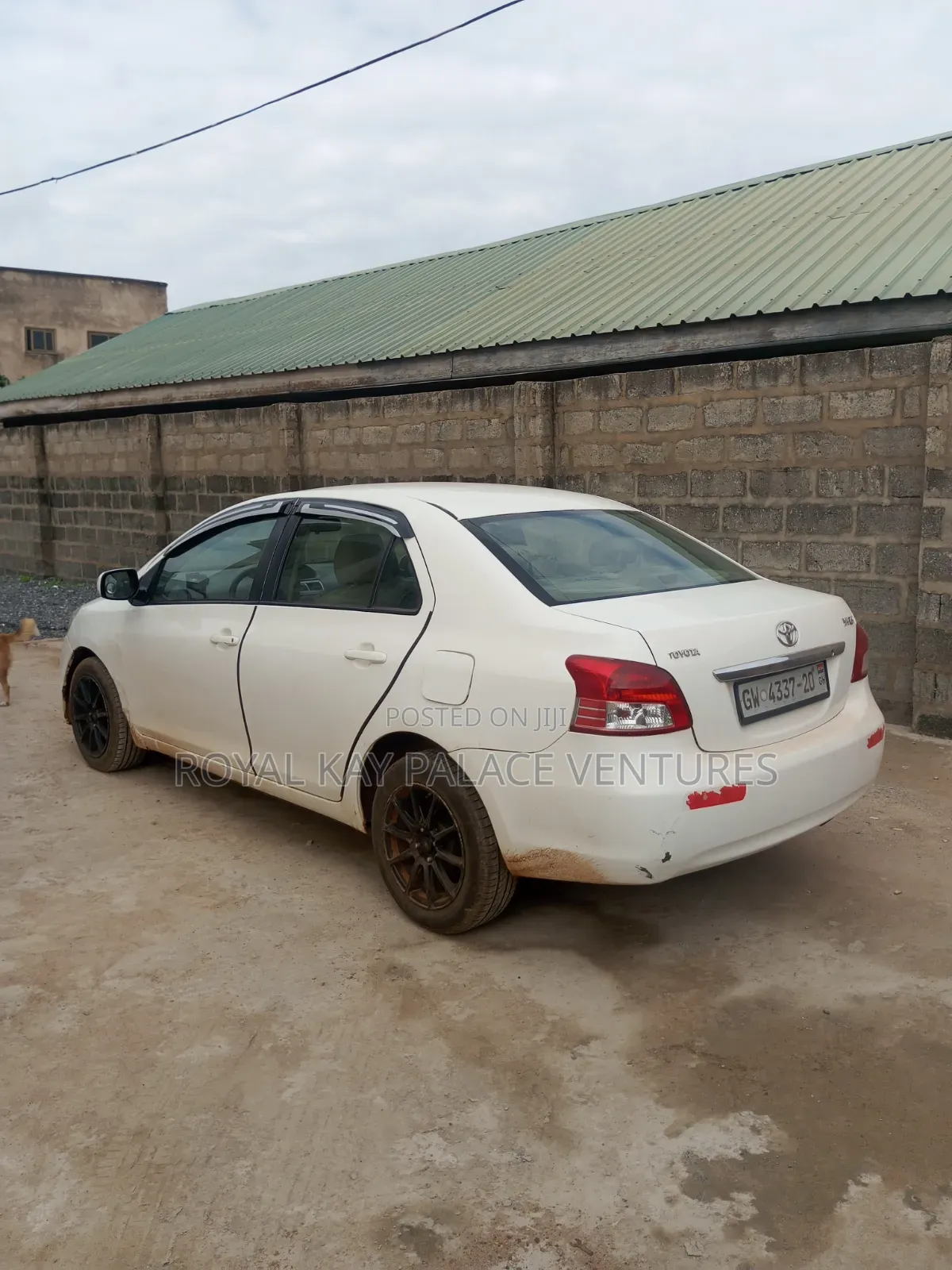 Toyota Yaris Base Sedan 4dr 2010 White