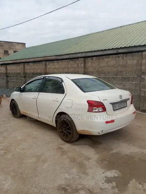 Toyota Yaris Base Sedan 4dr 2010 White
