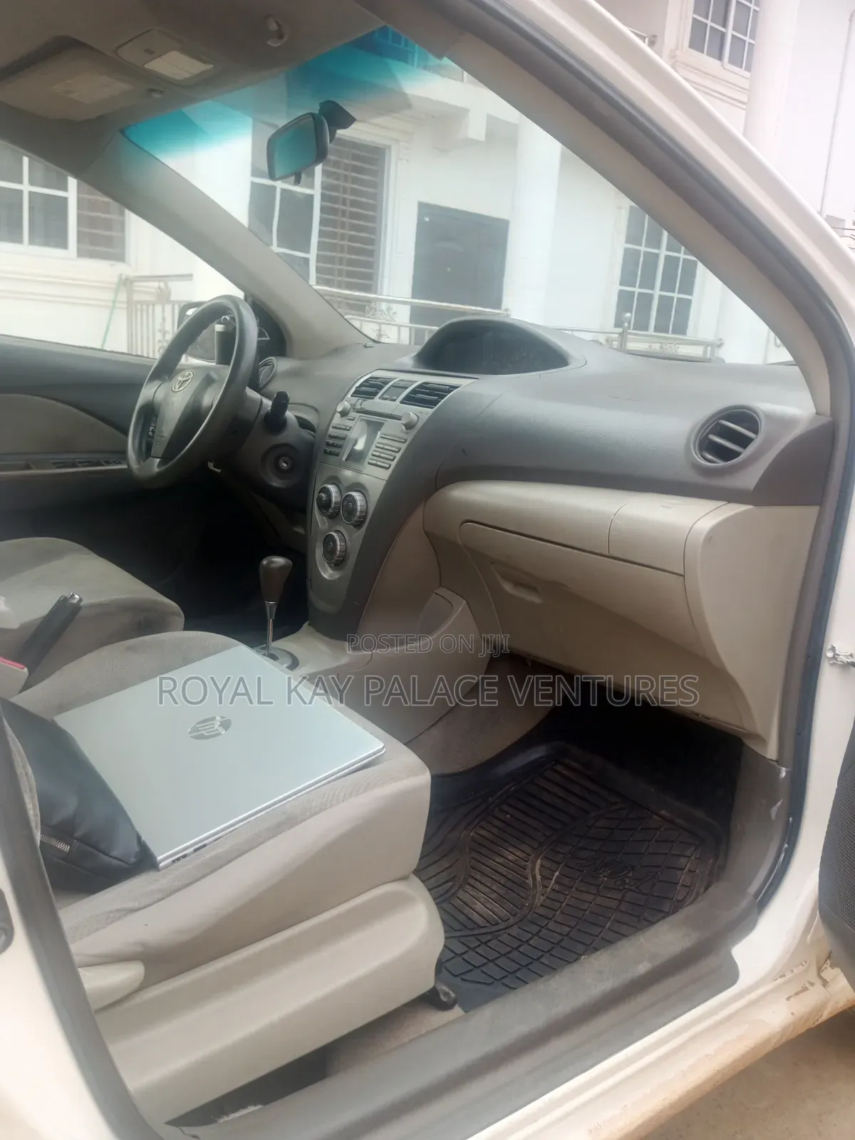 Toyota Yaris Base Sedan 4dr 2010 White