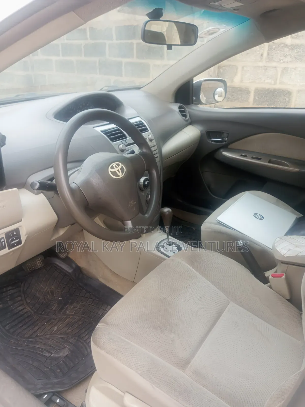 Toyota Yaris Base Sedan 4dr 2010 White