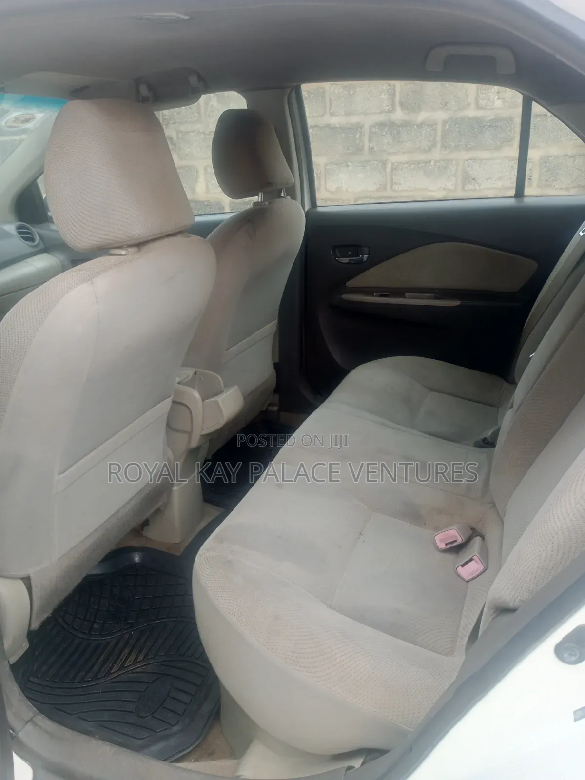 Toyota Yaris Base Sedan 4dr 2010 White