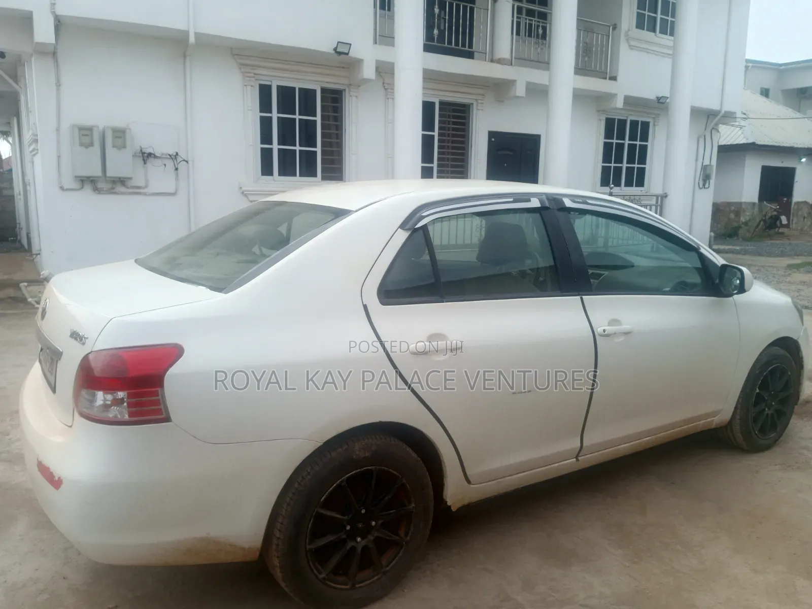 Toyota Yaris Base Sedan 4dr 2010 White