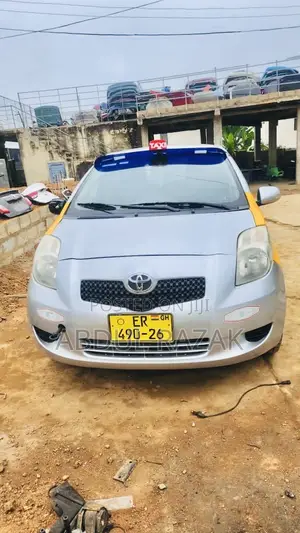 Toyota Vitz 2011 Silver