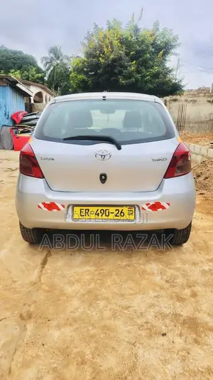 Toyota Vitz 2011 Silver