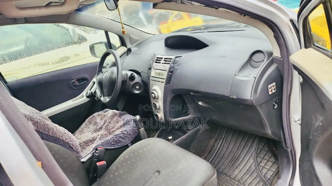 Toyota Vitz 2011 Silver