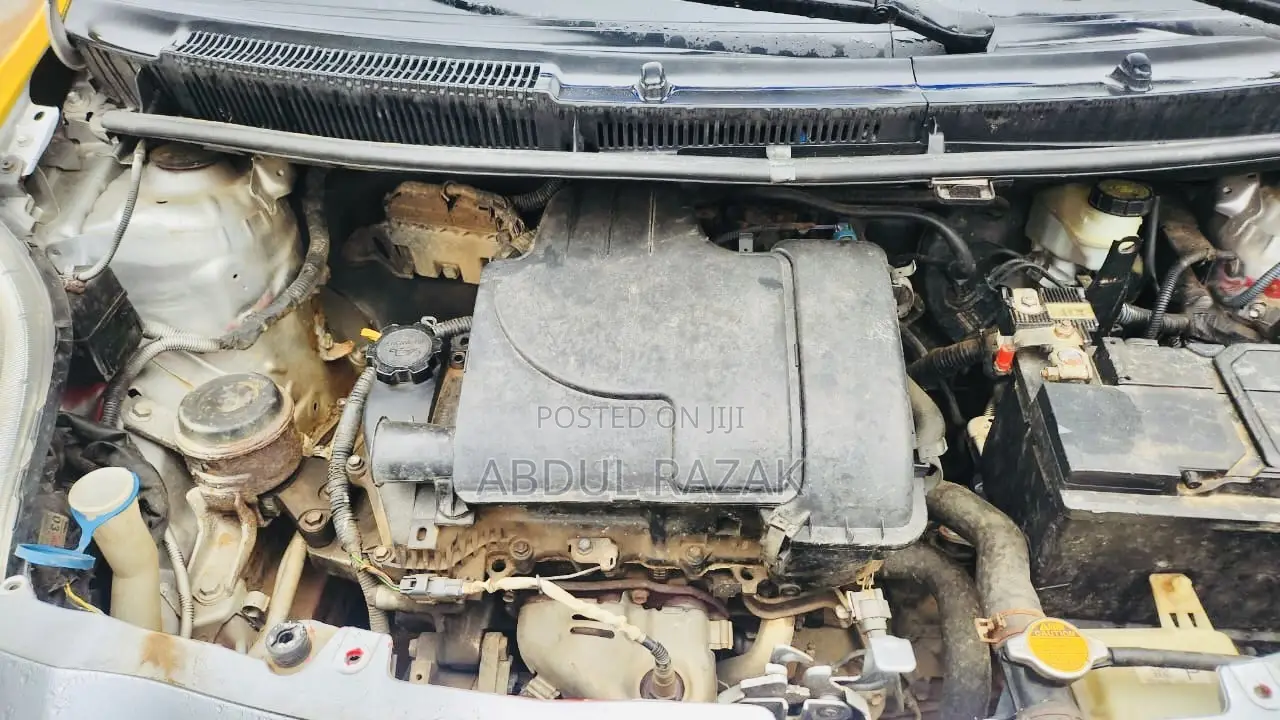 Toyota Vitz 2011 Silver