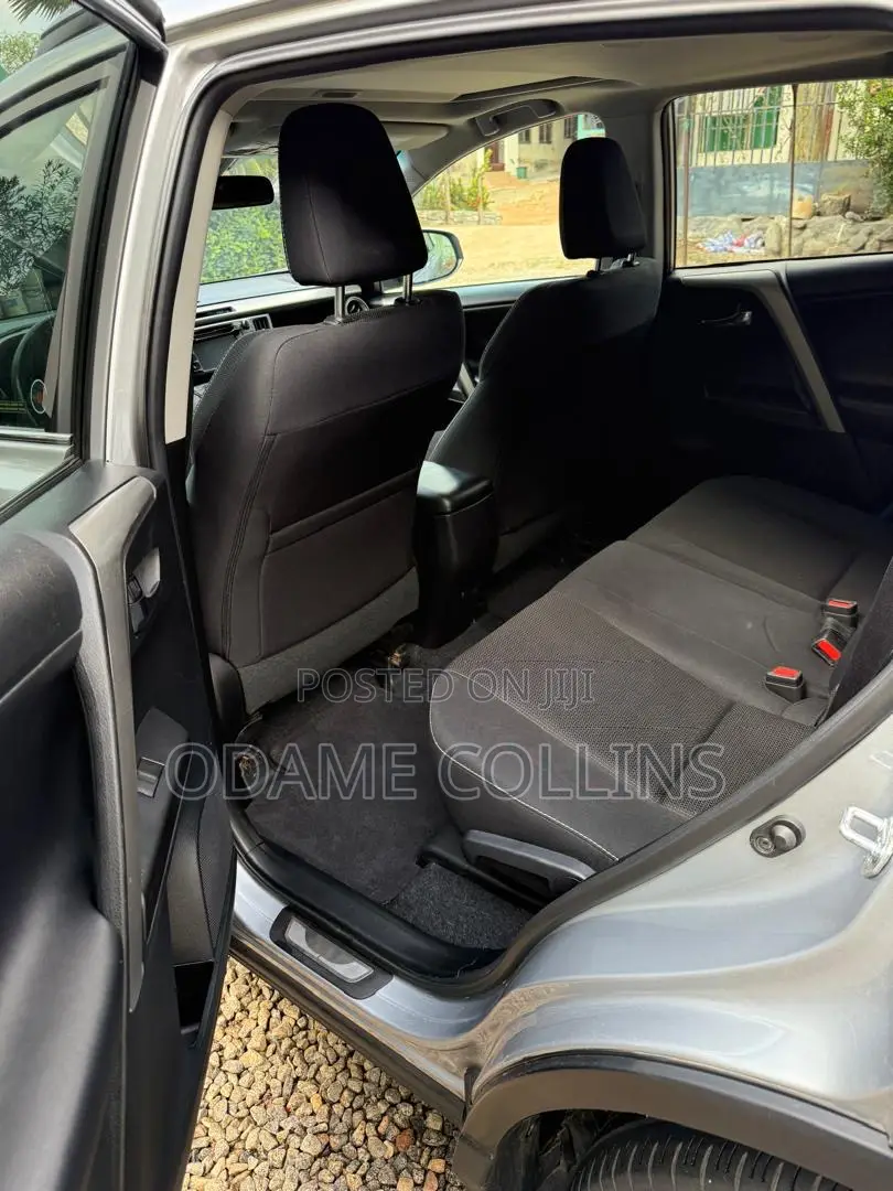 Toyota RAV4 XLE AWD (2.5L 4cyl 6A) 2017 Silver
