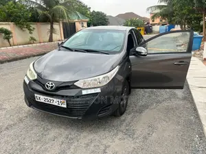 Toyota Yaris LE Sedan 4dr 2019 Gray