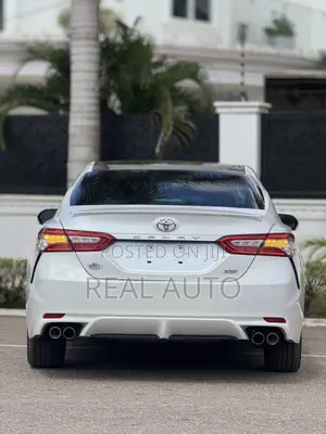 Toyota Camry XSE FWD (2.5L 4cyl 8AM) 2018 White