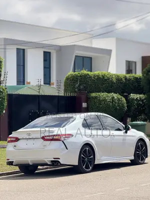 Toyota Camry XSE FWD (2.5L 4cyl 8AM) 2018 White