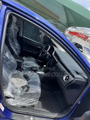 Toyota Corolla SE (1.8L 4cyl 2A) 2018 Blue