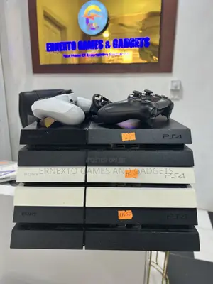 PS4 Jailbreak With 2 Controllers Loaded With 10 Games