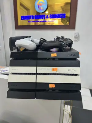 PS4 Jailbreak With 2 Controllers Loaded With 10 Games