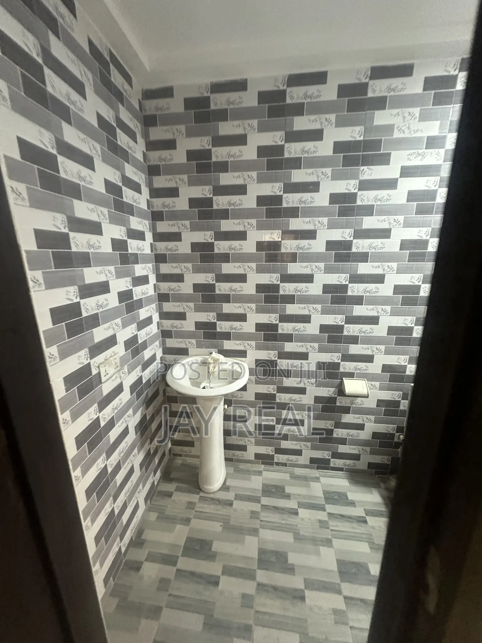 3bdrm Apartment in Jay Real Estate, Kasoa for rent
