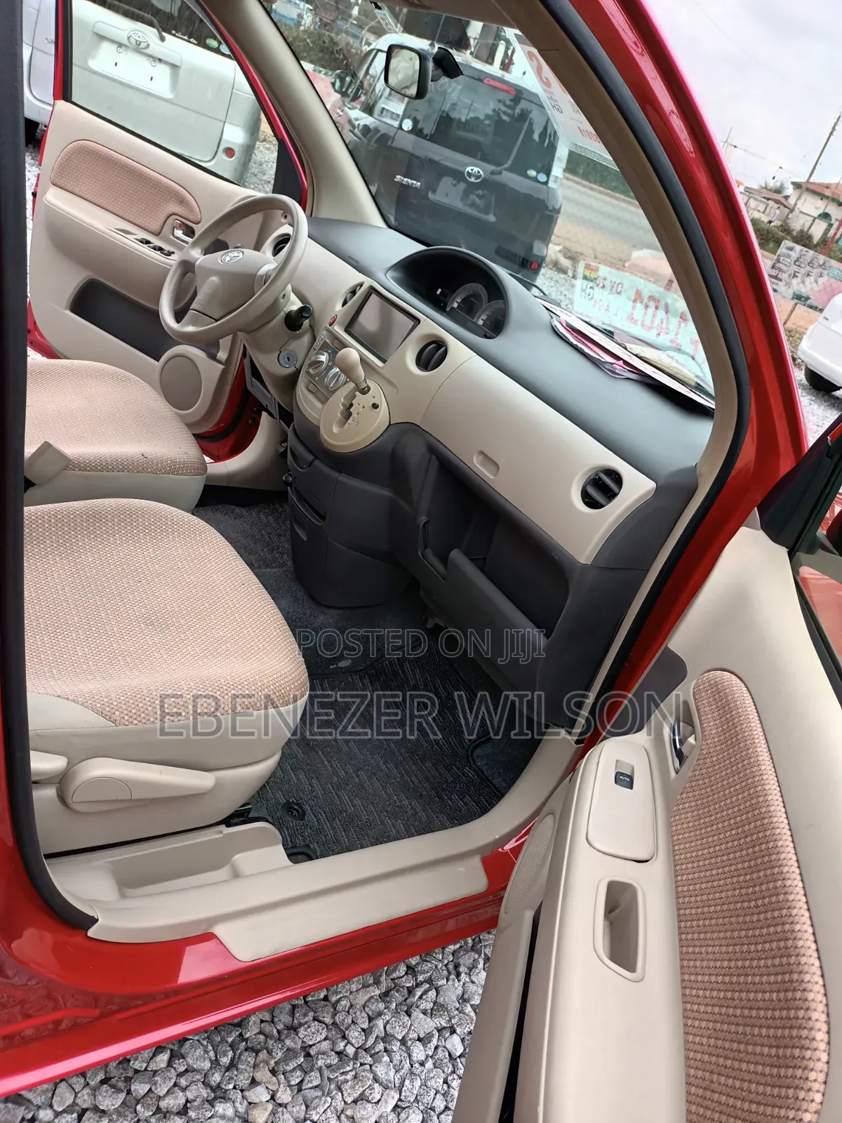 Toyota Sienta 2012 Red
