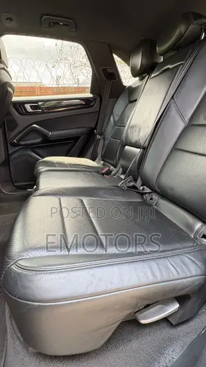 Porsche Cayenne Base AWD 2020 Brown