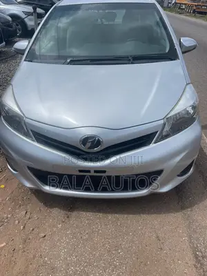 Toyota Vitz 2012 Silver