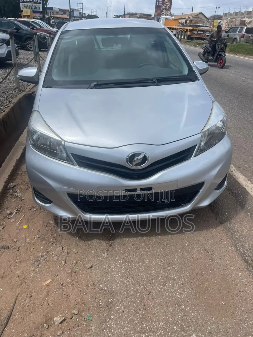 Toyota Vitz 2012 Silver