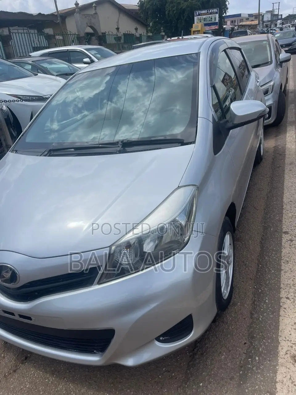 Toyota Vitz 2012 Silver