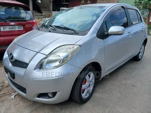 Toyota Vitz 2012 Silver