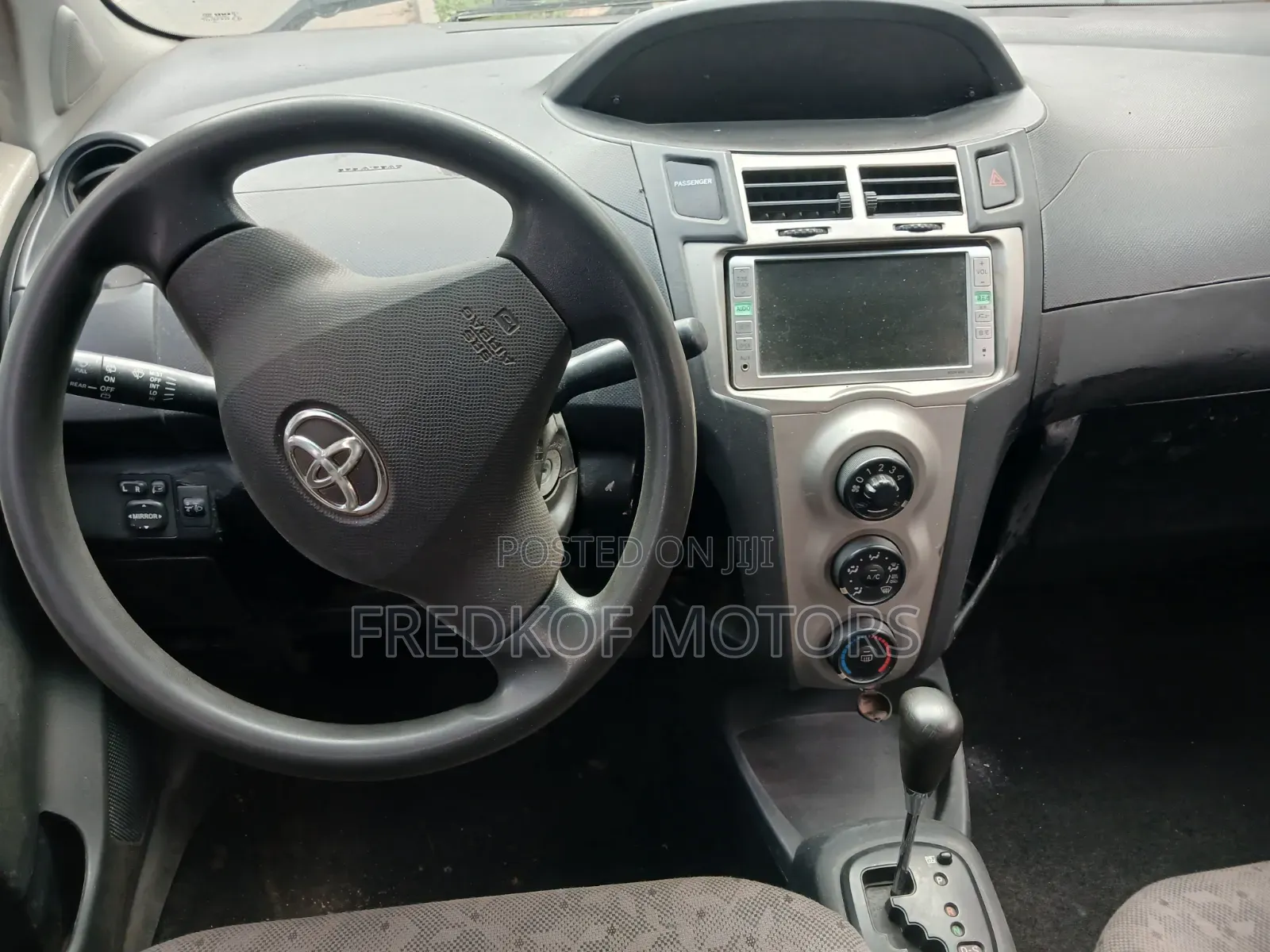 Toyota Vitz 2012 Silver