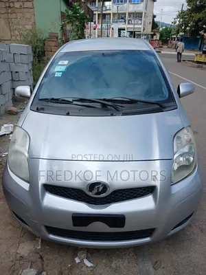 Toyota Vitz 2012 Silver