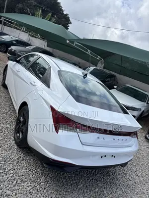 Hyundai Elantra Limited 2021 White
