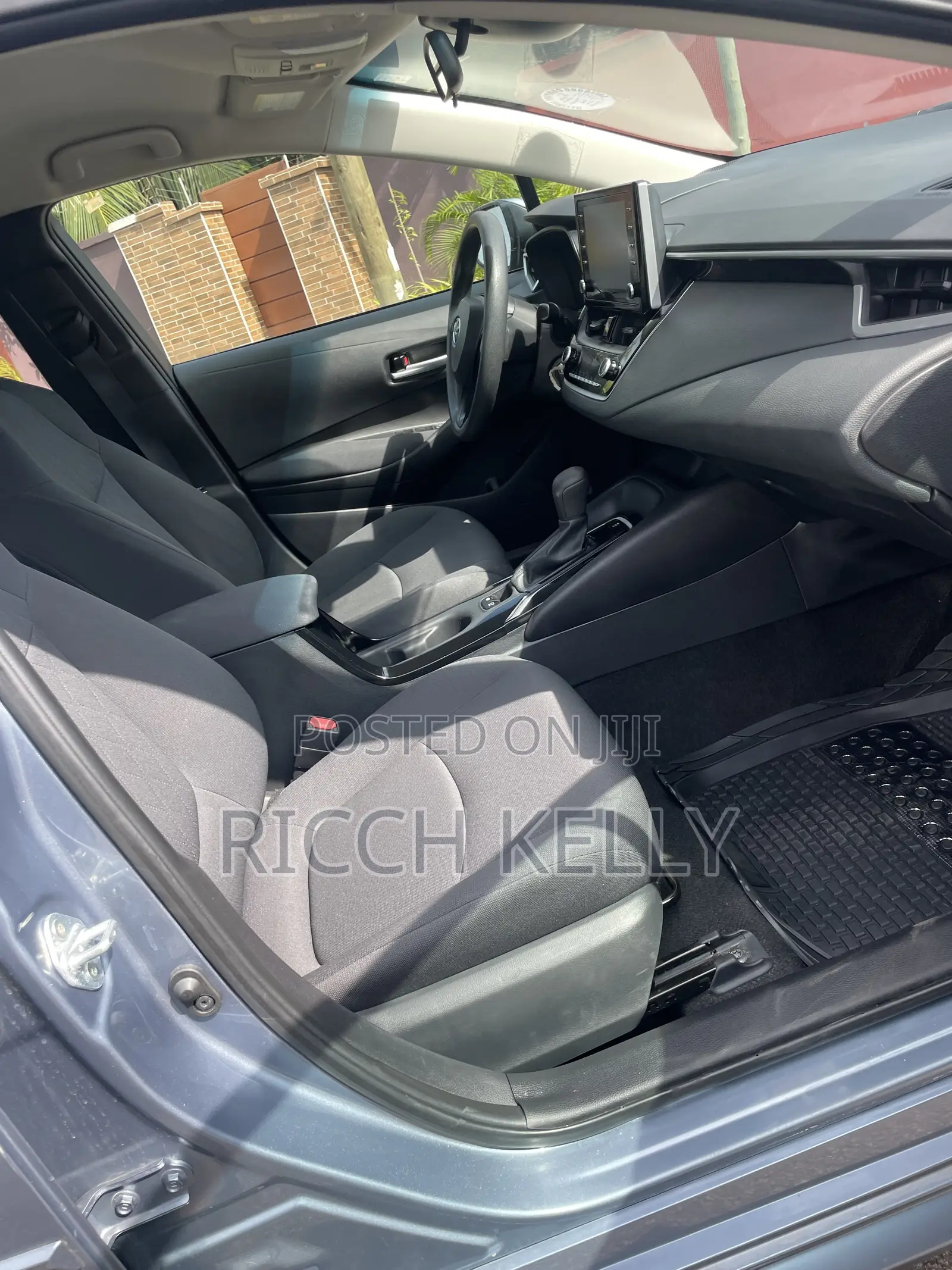 Toyota Corolla LE 2021 Silver