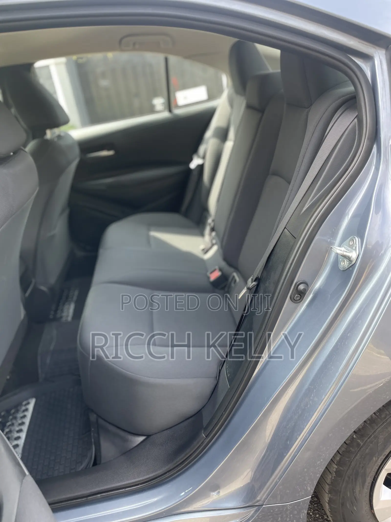 Toyota Corolla LE 2021 Silver