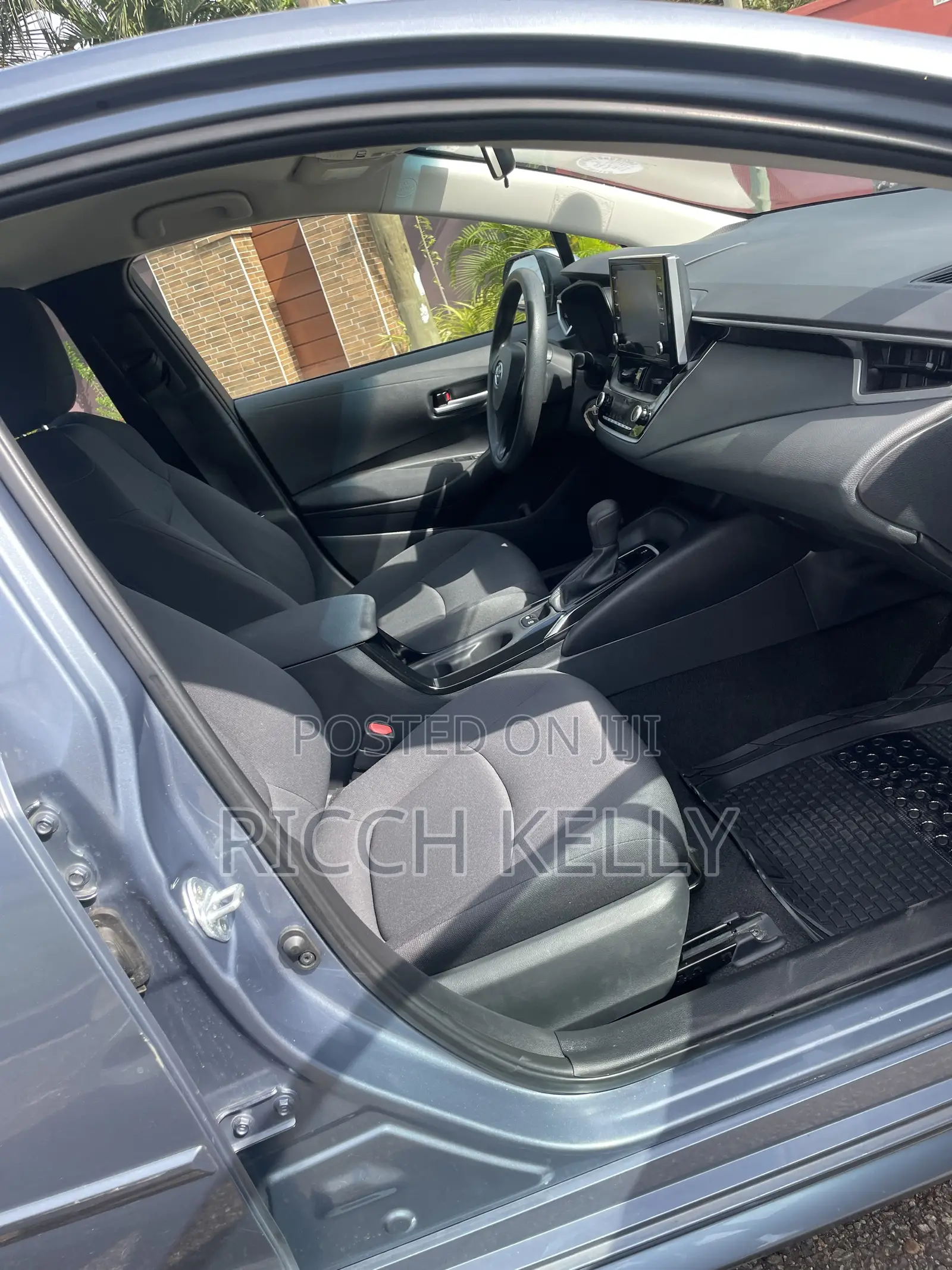 Toyota Corolla LE 2021 Silver