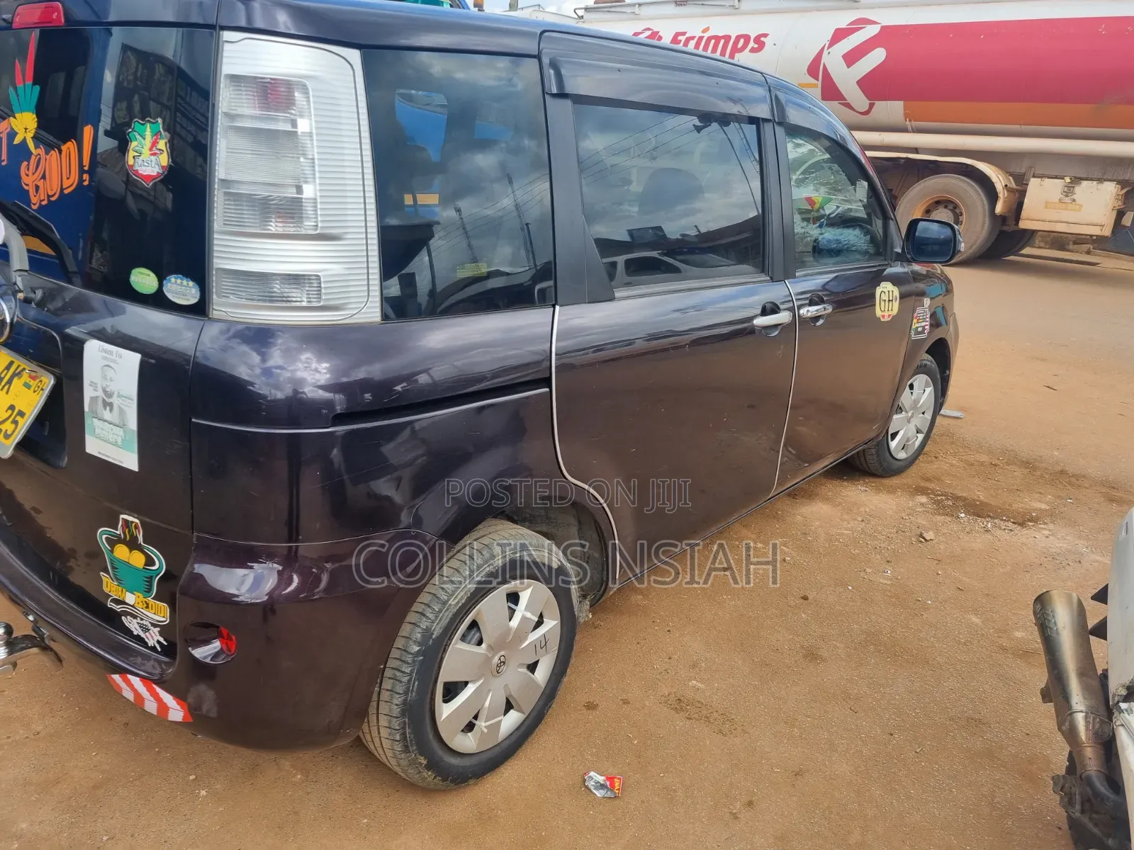 Toyota Sienta 2012 Brown