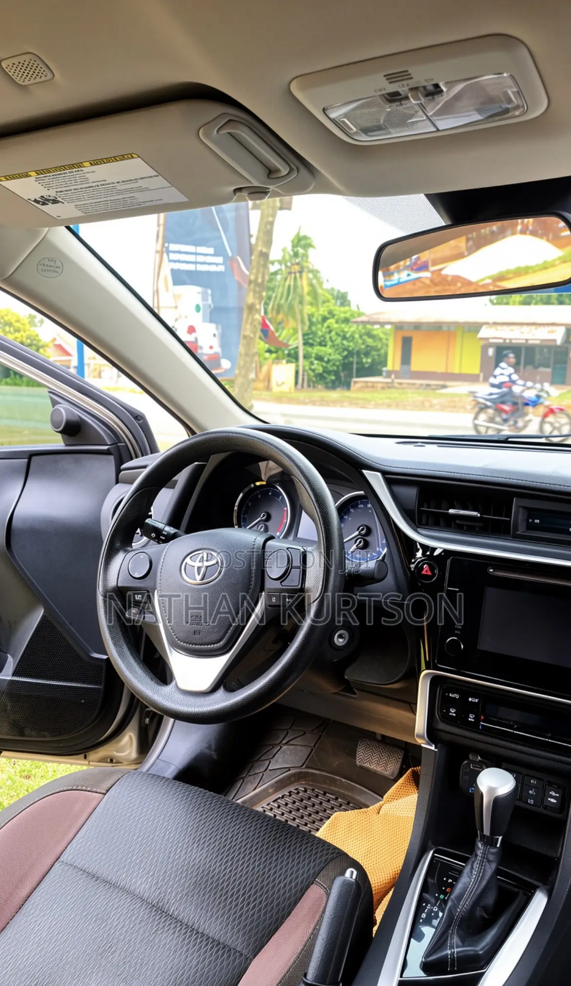Toyota Corolla LE (1.8L 4cyl 2A) 2019 Brown