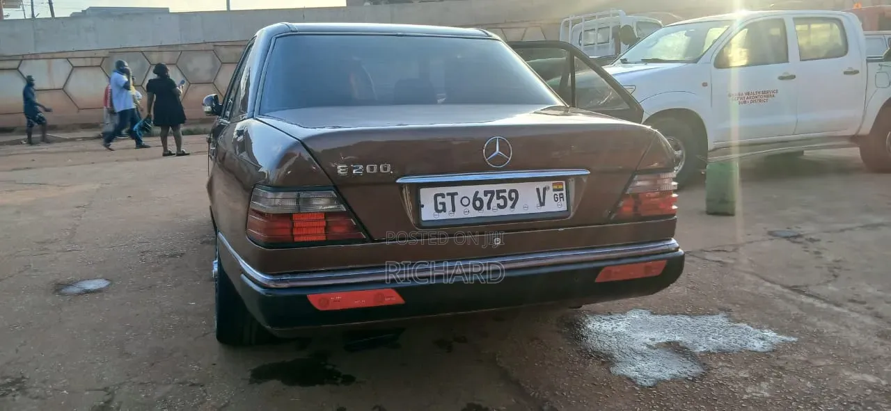 Mercedes-Benz W124 1995 Brown