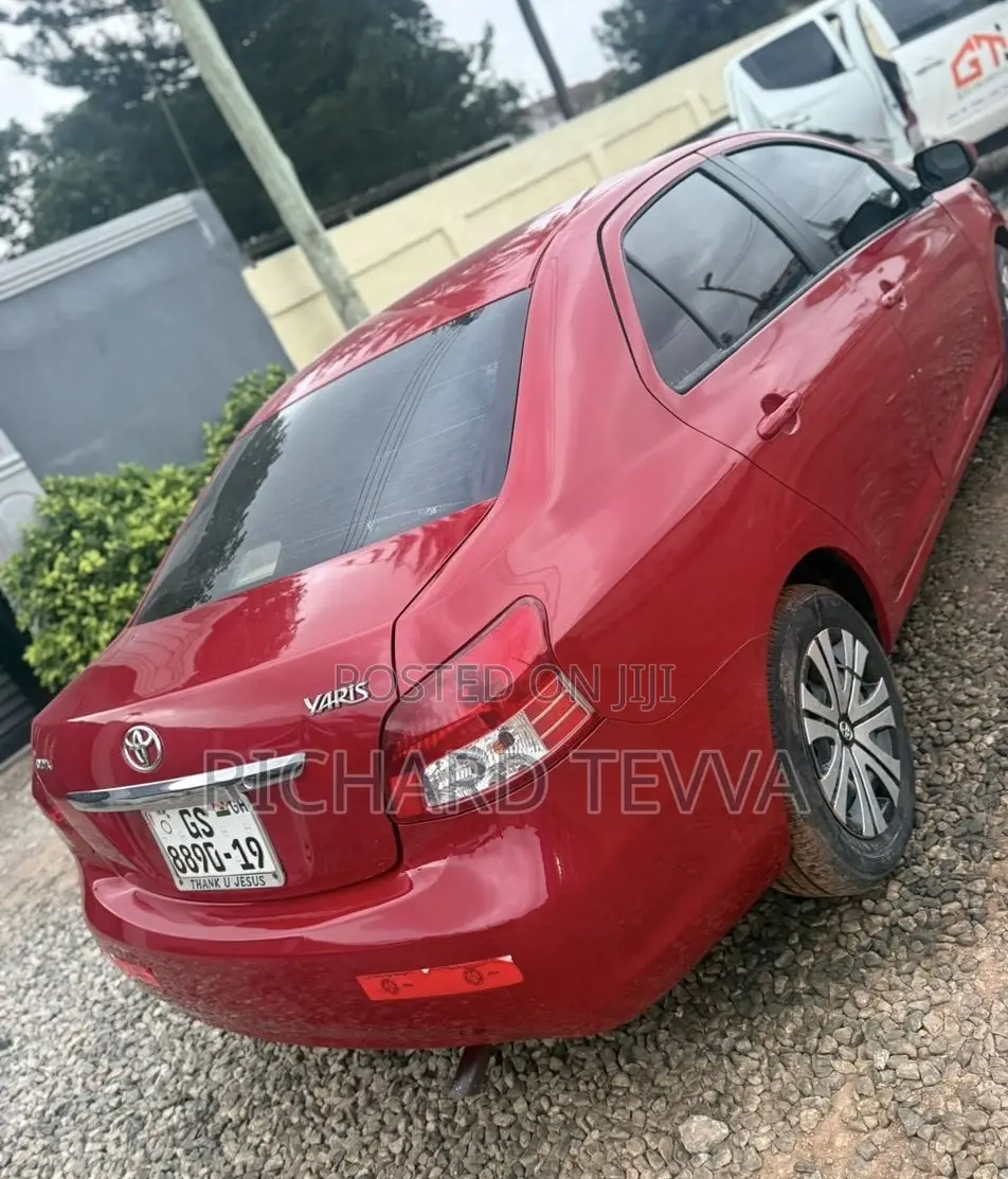 Toyota Yaris Base Sedan 4dr 2010 Red