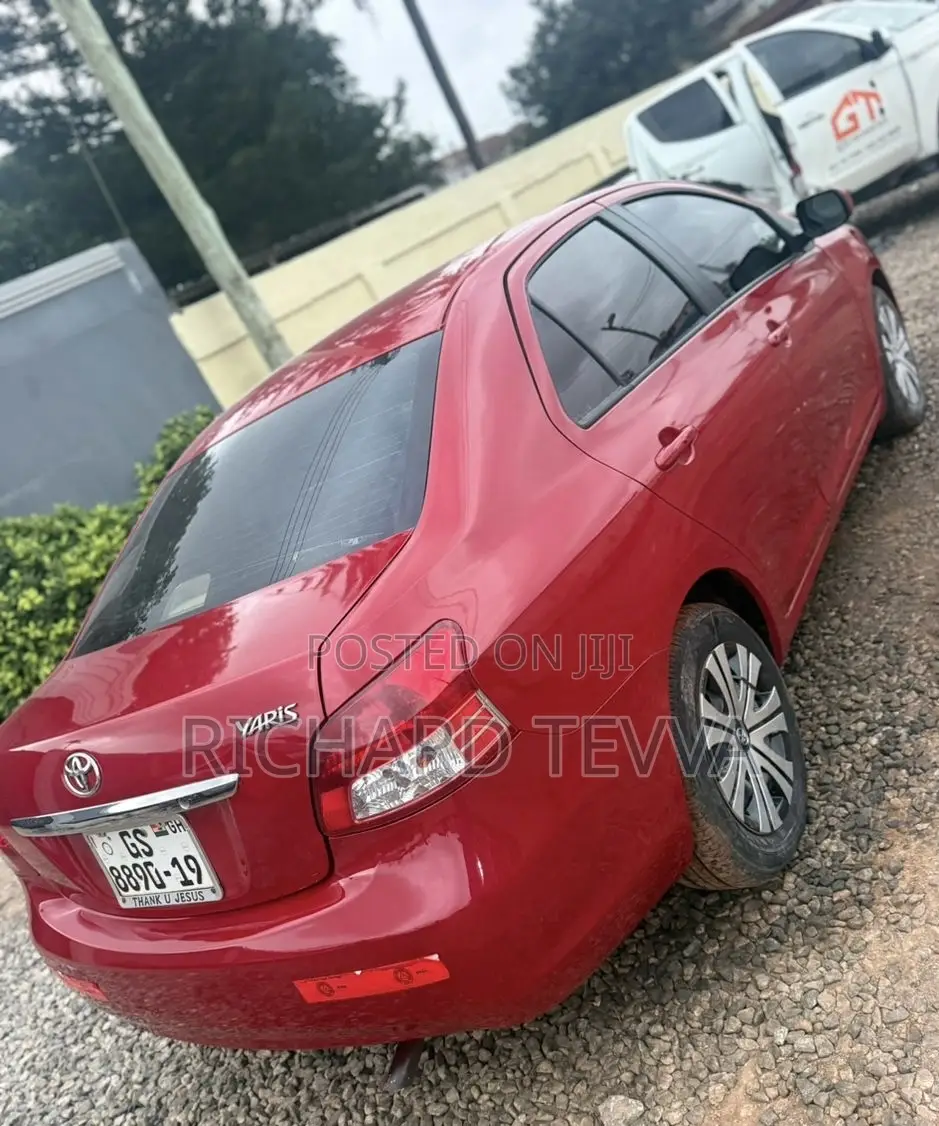 Toyota Yaris Base Sedan 4dr 2010 Red