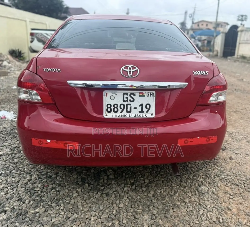 Toyota Yaris Base Sedan 4dr 2010 Red
