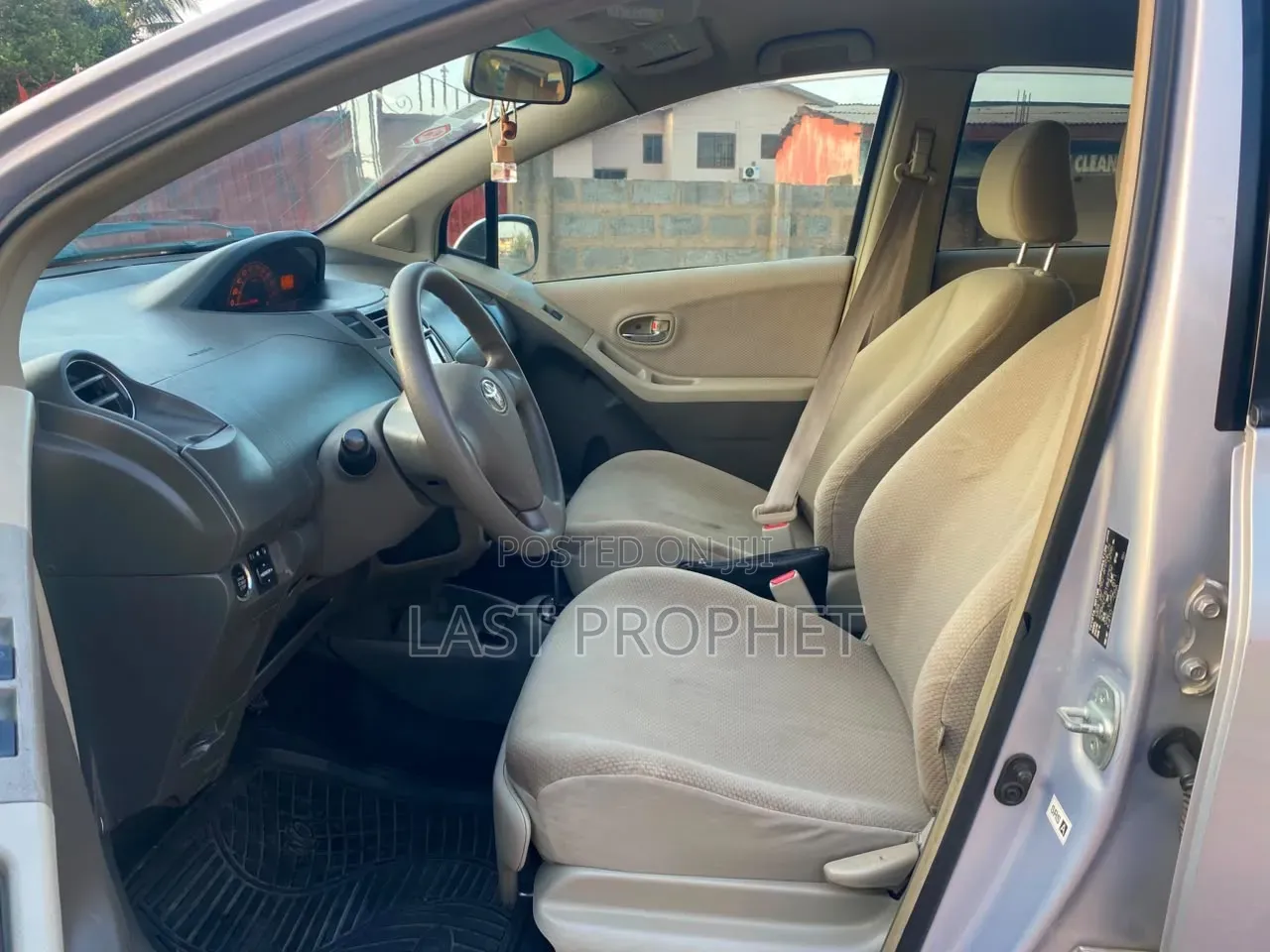 Toyota Vitz 2010 Silver