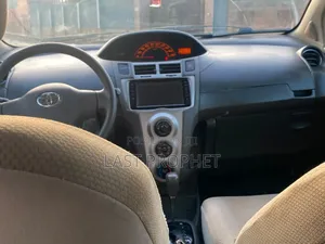 Toyota Vitz 2010 Silver