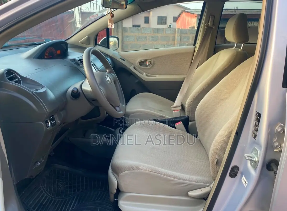 Toyota Vitz 1.3 AWD 3dr 2010 Silver