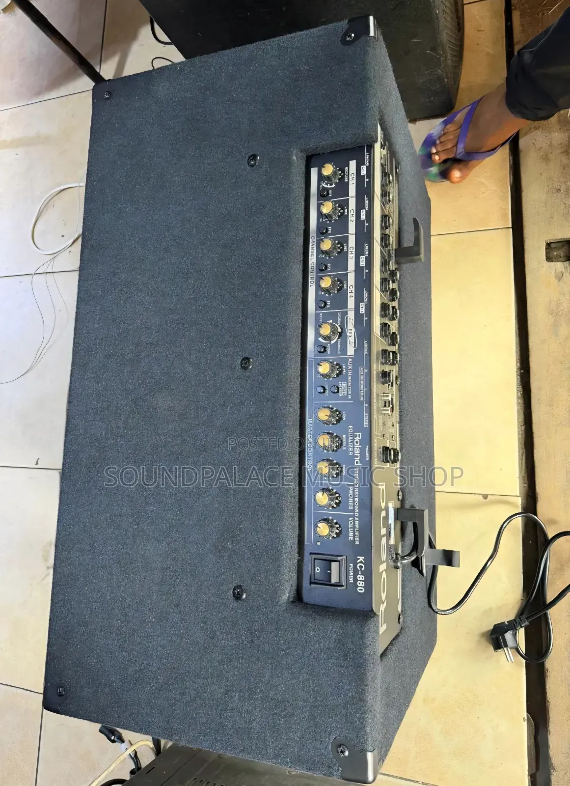 Roland KC-880 Stereo Keyboard Combo Amplifier {320-Watt Combo Amp}