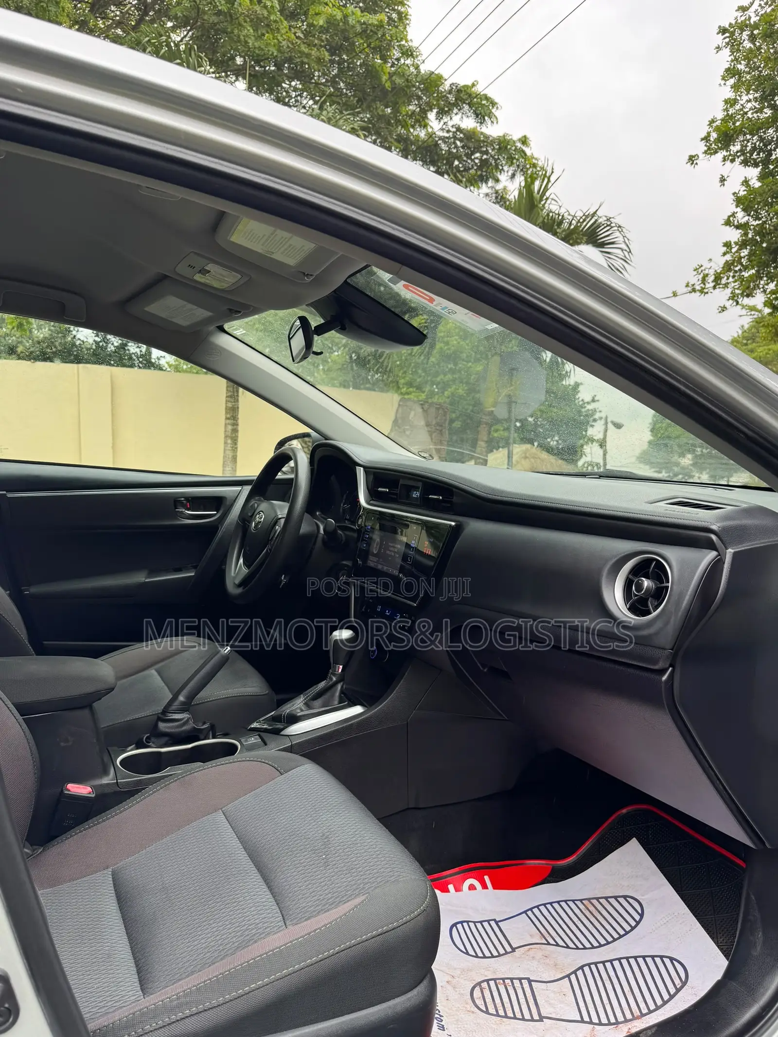 Toyota Corolla LE (1.8L 4cyl 2A) 2018 Silver